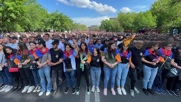 Протестующие перекрыли проспект Баграмяна на четвертый день акции неповиновения (4 мая 2022). Еревaн - Sputnik Армения