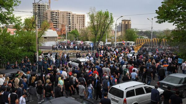 Активисты проходят шествием на перекрестке улиц Демирчяна и Прошяна (4 мая 2022). Еревaн - Sputnik Армения