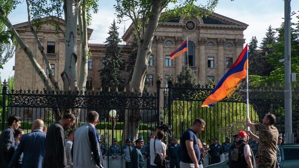 Шествие оппозиции на проспекте Баграмяна к зданию Парламента (4 мая 2022). Еревaн - Sputnik Армения