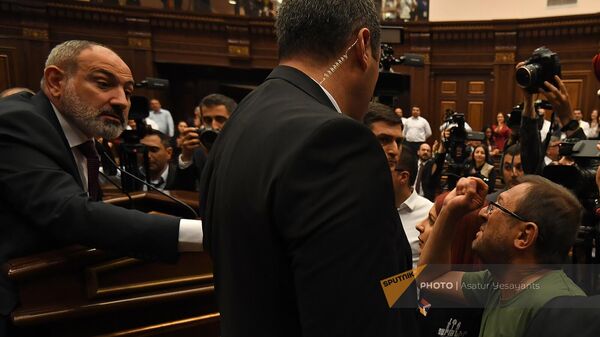 Премьер-министр Никол Пашинян во время дискуссии с Гегамом Манукяном на заседании Парламента на четвертый день акции неповиновения (4 мая 2022). Еревaн - Sputnik Армения
