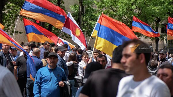 Участники протестного шествия на перекрестке проспекта Маштоца и улицы Хоренаци (4 мая 2022). Еревaн - Sputnik Армения