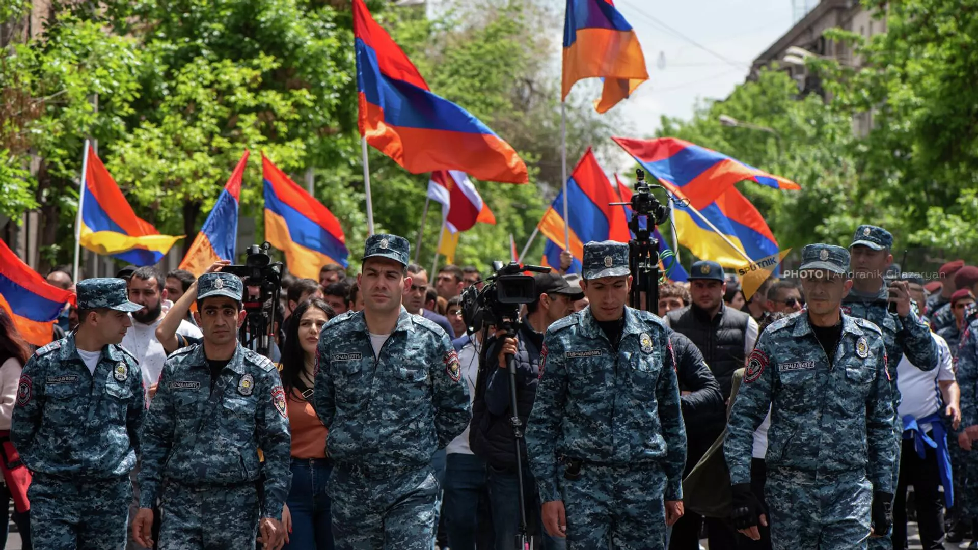 Сотрудники полиции сопровождают протестное шествие на улице Хоренаци (4 мая 2022). Еревaн - Sputnik Армения, 1920, 05.05.2022