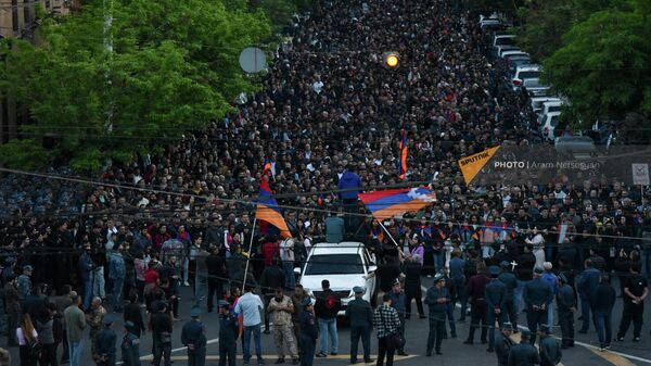 Участники митинга оппозиции на перекрестке улиц Чаренца - Налбандяна на пятый день акции неповиновения (5 мая 2022). Еревaн - Sputnik Армения