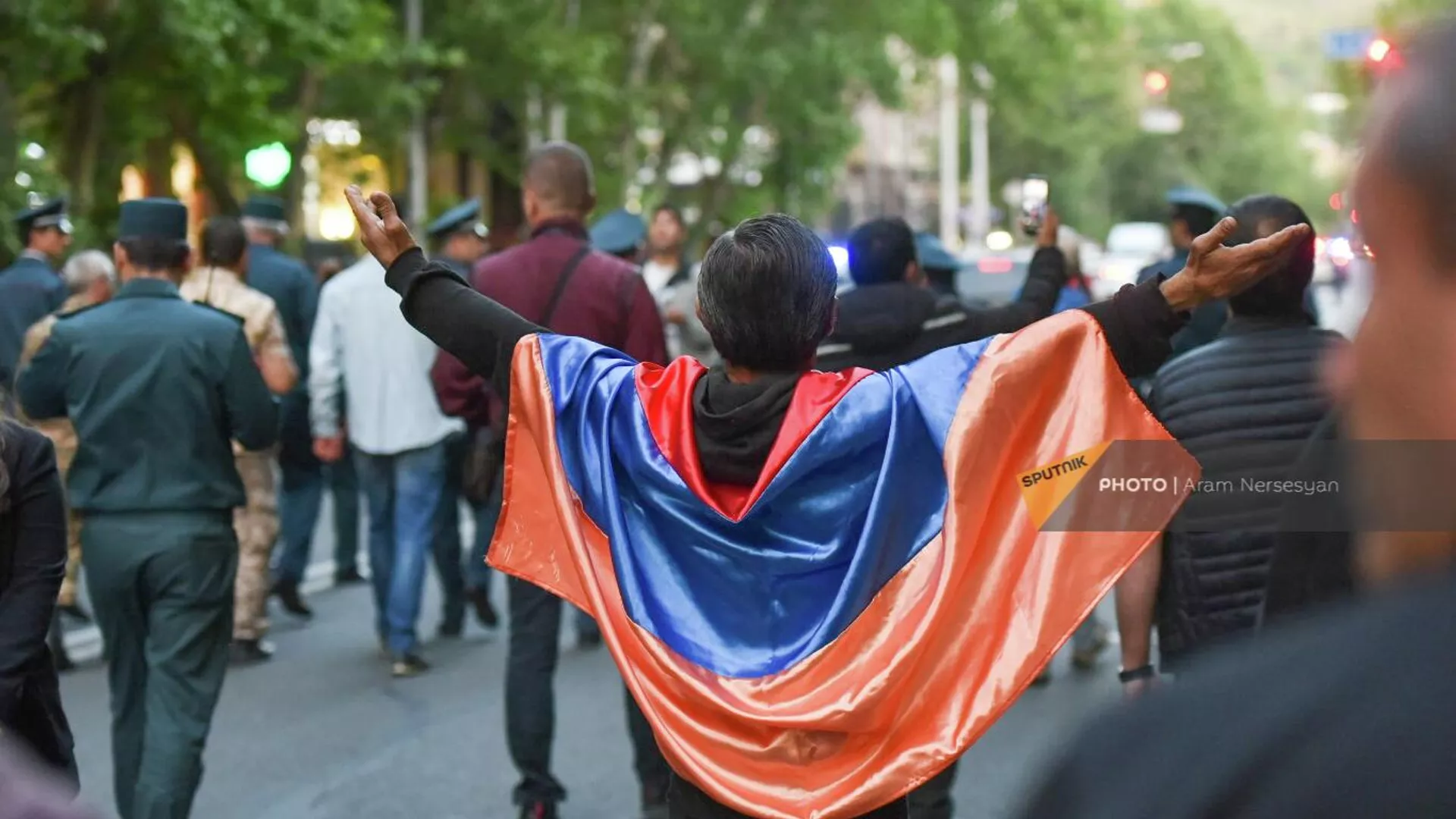 Участники митинга оппозиции с флагами на улице Налбандяна на пятый день акции неповиновения (5 мая 2022). Еревaн - Sputnik Армения, 1920, 17.05.2022