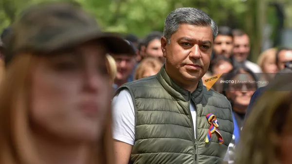 Артур Ванецян на шествии участников оппозиционного митинга по улице Саят-Нова на шестой день акции неповиновения (6 мая 2022). Еревaн - Sputnik Армения