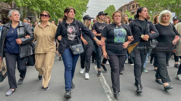 Матери погибших военнослужащих присоединились к маршу женщин в поддержку оппозиции (7 мая 2022). Еревaн - Sputnik Армения