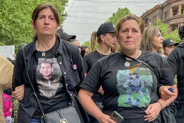 Матери погибших военнослужащих присоединились к маршу женщин в поддержку оппозиции (7 мая 2022). Еревaн - Sputnik Армения