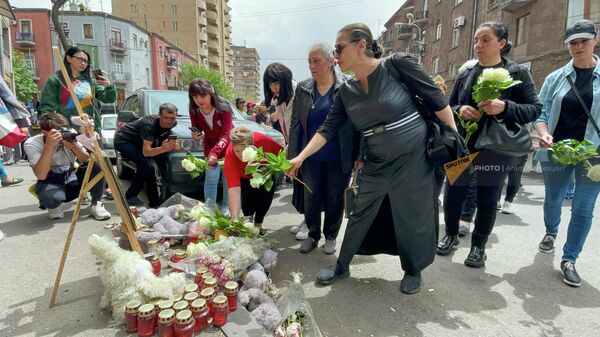 Участницы женского марша в поддержку оппозиции возложили цветы на месте гибели Соны Мнацаканян (7 мая 2022). Еревaн - Sputnik Արմենիա