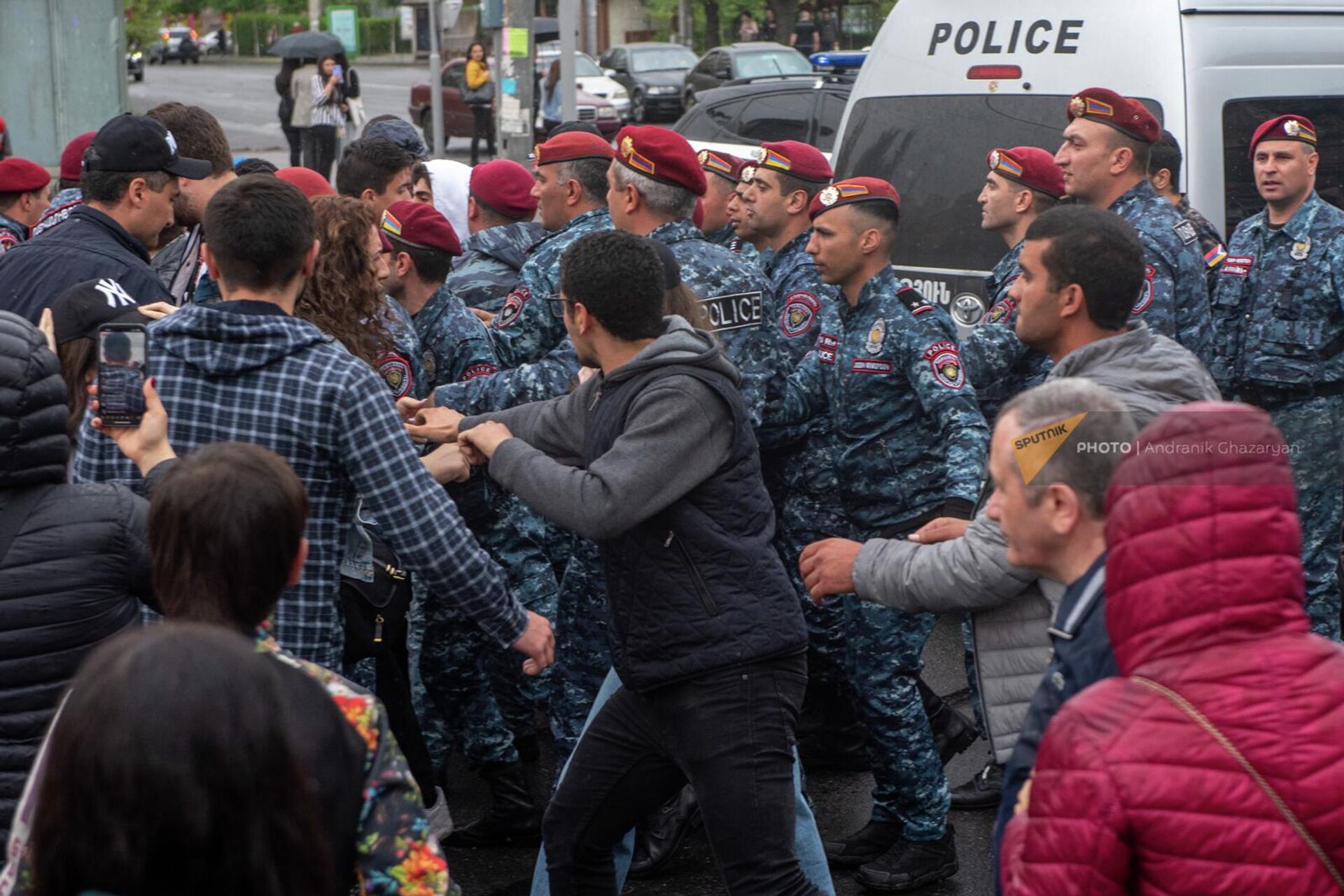 Полиция задерживает активистов оппозиционного шествия на улице Ханджяна (2 мая 2022). Еревaн - Sputnik Армения, 1920, 07.05.2022
