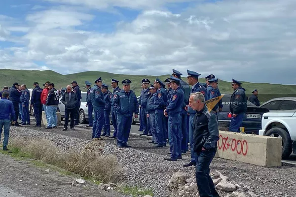 Перекрытый автомашинами родственников попавших в плен ширакцев участок автотрассы Гюмри - Ереван (8 мая 2022). Ширак Перекрытый автомашинами родственников попавших в плен ширакцев участок автотрассы Гюмри - Ереван (8 мая 2022). Ширак - Sputnik Армения