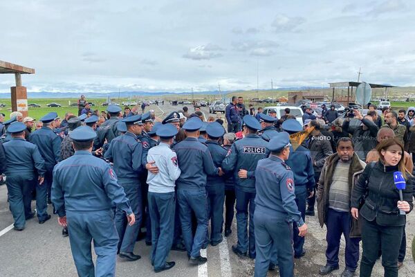Родственники попавших в плен ширакцев перекрыли участок автотрассы Гюмри - Ереван (8 мая 2022). Ширак - Sputnik Армения
