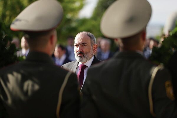 Премьер-министр Никол Пашинян во главе с членами правительства почтил память героев в военном пантеоне Ераблур (9 мая 2022). Еревaн - Sputnik Армения
