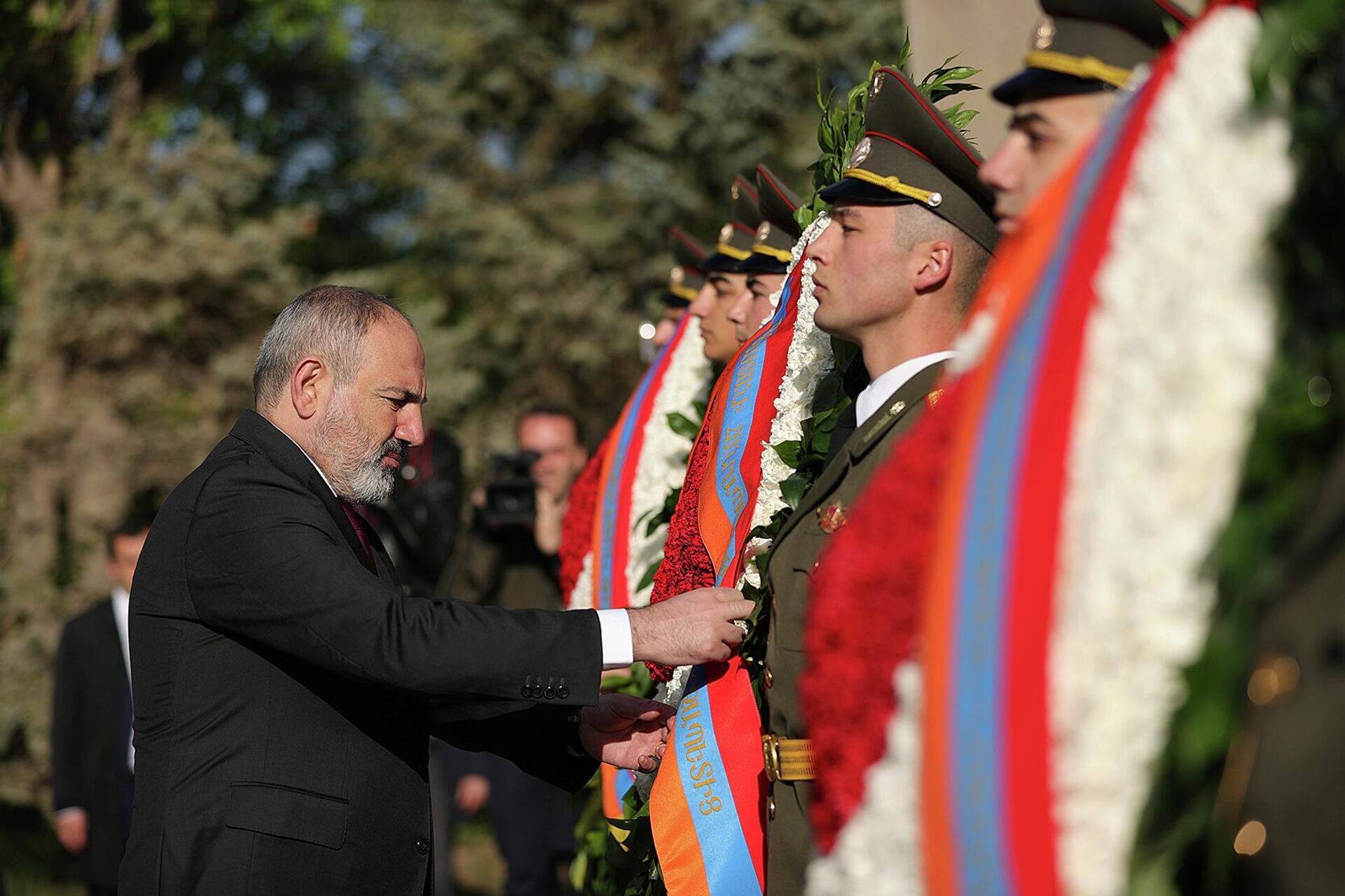 Премьер-министр Никол Пашинян во главе с членами правительства почтил память героев в военном пантеоне Ераблур (9 мая 2022). Еревaн - Sputnik Армения, 1920, 09.05.2022