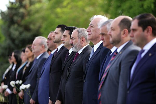 Премьер-министр Никол Пашинян во главе с членами правительства почтил память героев в военном пантеоне Ераблур (9 мая 2022). Еревaн - Sputnik Армения