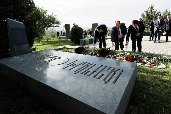 Члены правительства почтили память героев в военном пантеоне Ераблур (9 мая 2022). Еревaн - Sputnik Армения