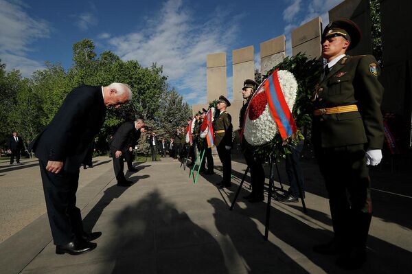 Президент Ваагн Хачатурян почтил память героев в военном пантеоне Ераблур (9 мая 2022). Еревaн - Sputnik Армения