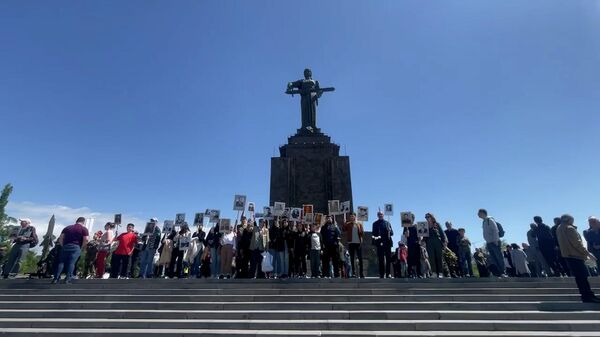 Безмолвная акция ''Бессмертный полк прошла в парке Победы в Ереване - Sputnik Армения
