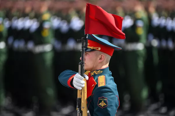 Военнослужащий с флагом в строю - Sputnik Армения