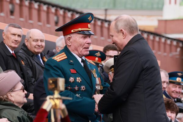 ՌԴ նախագահ Վլադիմիր Պուտինը և Հայրենական Մեծ պատերազմի վետերանները Մոսկվայում  հաղթանակի շքերթի ժամանակ - Sputnik Արմենիա