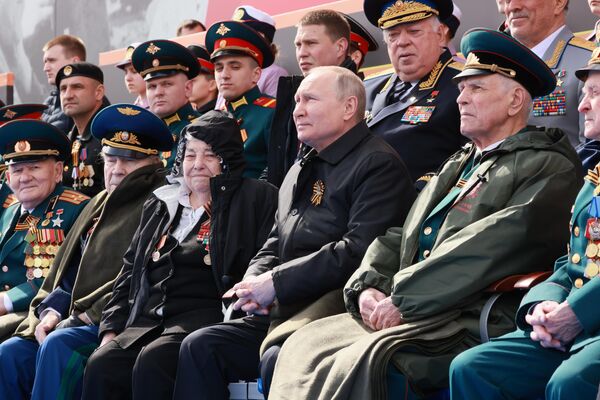 ՌԴ նախագահ Վլադիմիր Պուտինը և Հայրենական Մեծ պատերազմի վետերանները Մոսկվայում  հաղթանակի շքերթի ժամանակ - Sputnik Արմենիա