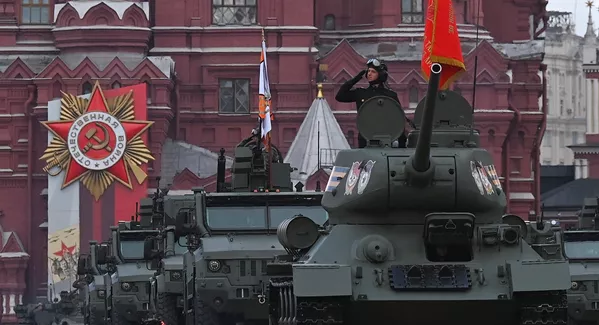 Колонна танков Т-34-85 на брусчатке Красной площади - Sputnik Армения