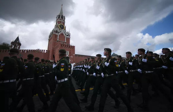 Военнослужащие на фоне Кремля - Sputnik Армения