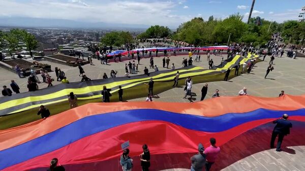 Вместе против фашизма: в Ереване выложили букву Z из флагов Армении, России и Георгиевской ленты - Sputnik Армения