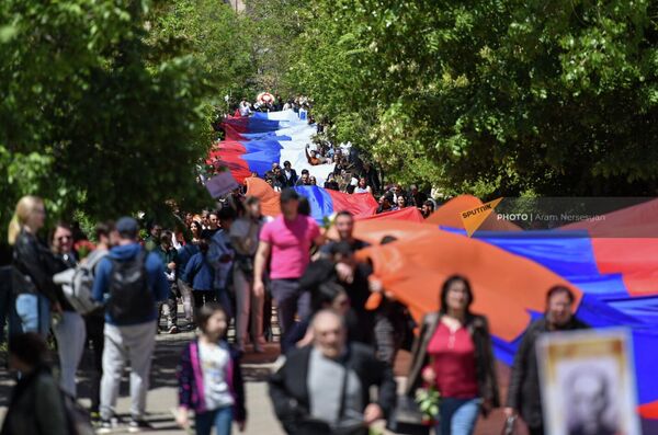 «Միասին» շարժման մասնակիցները Հաղթանակի զբոսայգու անմար կրակի մոտ են բերել Հայաստանի և Ռուսաստանի 100 մետրանոց դրոշները (2022թ. մայիսի 9), Երևան։ - Sputnik Արմենիա
