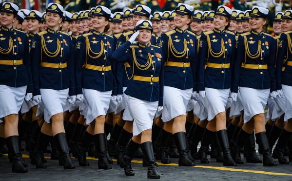 Парадный расчет женщин-военнослужащих  - Sputnik Армения