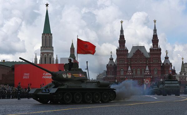Механизированную часть парада открыл легендарный танк Победы Т-34 - Sputnik Армения