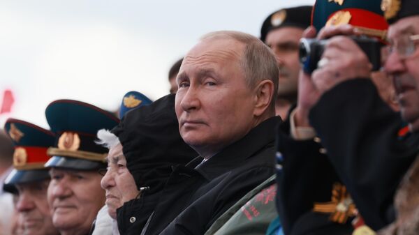 Президент РФ Владимир Путин на военном параде в ознаменование 77-й годовщины Победы в Великой Отечественной войне 1941-1945 годов на Красной площади (9 мая 2022). Москва - Sputnik Армения
