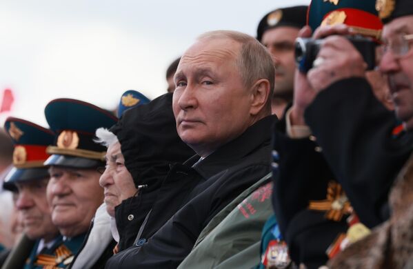 Президент РФ Владимир Путин наблюдает за ходом парада - Sputnik Армения