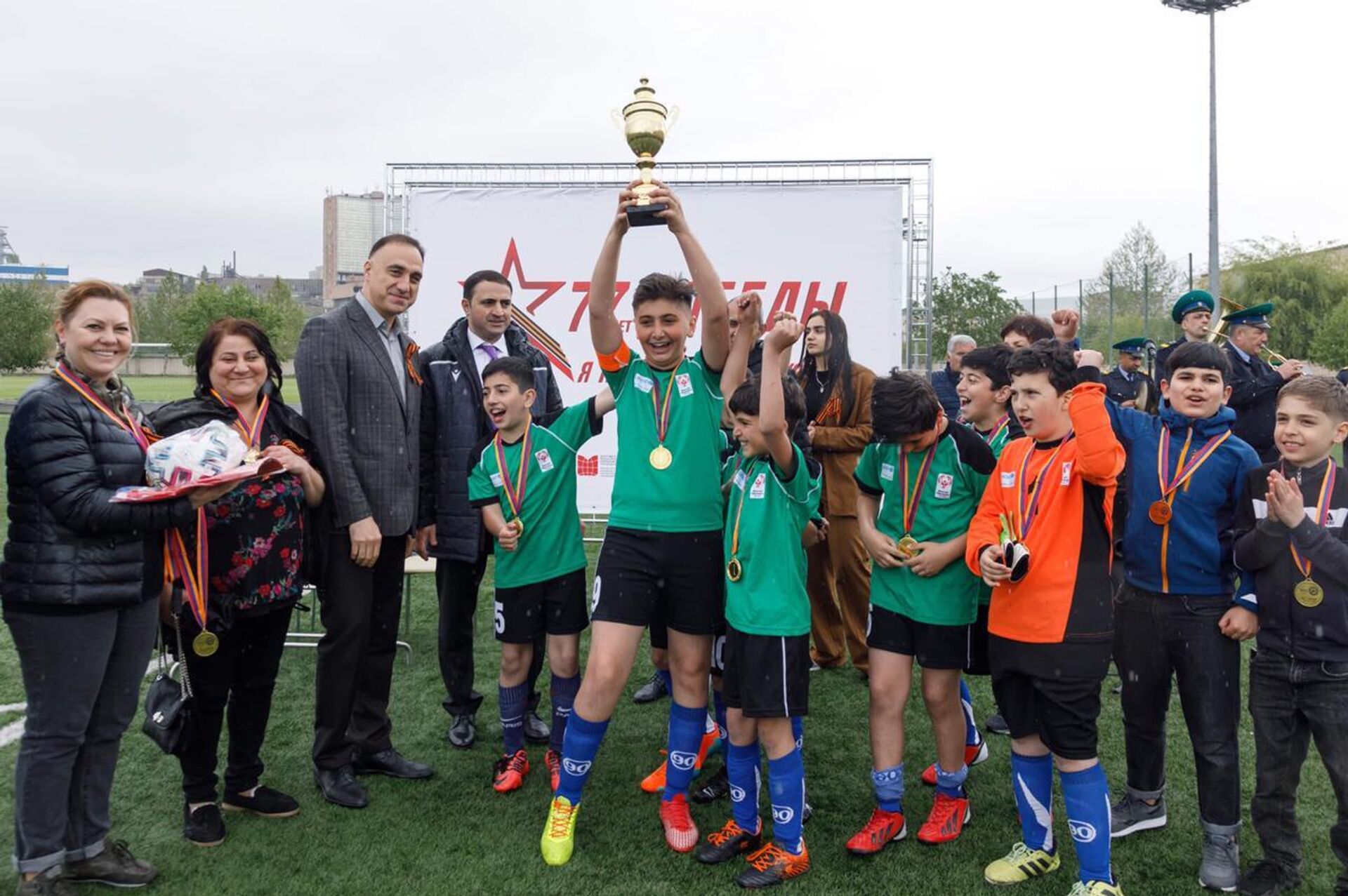 Победители детско-юношеского футбольного мини-турнира в честь 77-й годовщины Дня Победы в ВОВ с кубком - Sputnik Արմենիա, 1920, 09.05.2022