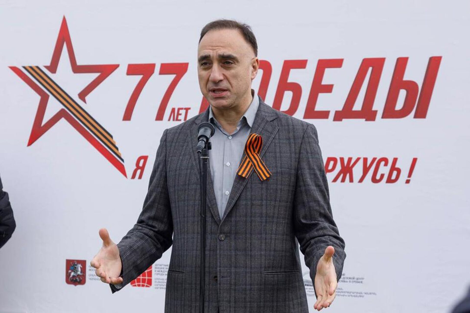 Гендиректор МКДЦ Дом Москвы в Ереване Ваграм Карапетян поздравляет победителей детско-юношеского футбольного мини-турнира в честь 77-й годовщины Дня Победы в ВОВ - Sputnik Արմենիա, 1920, 09.05.2022