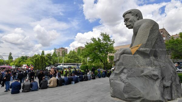 Участники акции неповиновения собираются у памятника Андранику Озаняну в Юго-Западном квартале (10 мая 2022). Еревaн - Sputnik Армения