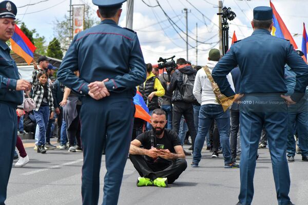 Участник акции протеста на проезжей части - Sputnik Армения