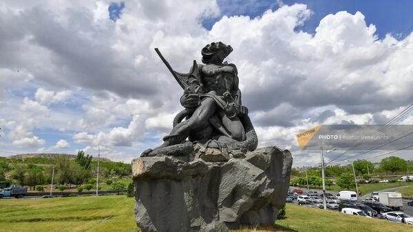 Памятник Карлена Нуриджаняна богу Ваагну Памятник Карлена Нуриджаняна богу Ваагну - Sputnik Армения