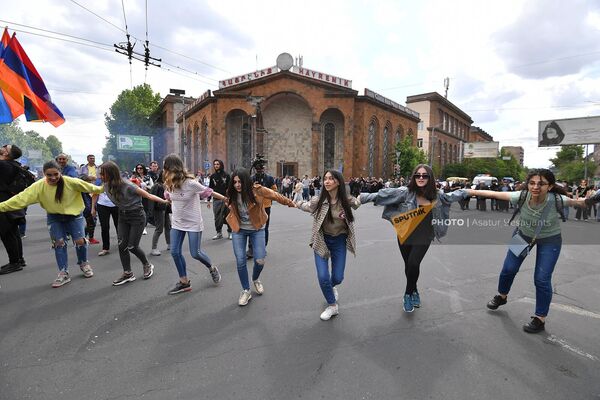 Активисты танцуют &quot;Кочари&quot; - Sputnik Армения