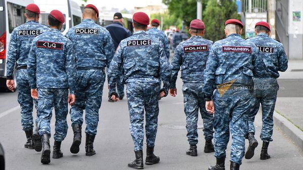 Сопровождающая шествие оппозиции полиция на проспекте Аршакуняц (10 мая 2022). Еревaн - Sputnik Армения