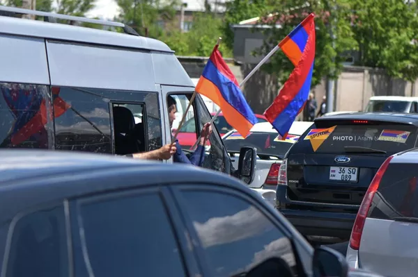 Участники автопробега с флагами на 11-й день акции неповиновения (11 мая 2022). Еревaн Участники автопробега с флагами на 11-й день акции неповиновения (11 мая 2022). Еревaн - Sputnik Армения
