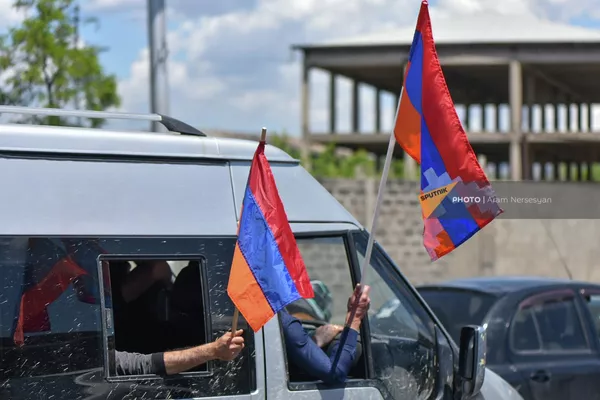 Участники автопробега с флагами на 11-й день акции неповиновения (11 мая 2022). Еревaн Участники автопробега с флагами на 11-й день акции неповиновения (11 мая 2022). Еревaн - Sputnik Армения