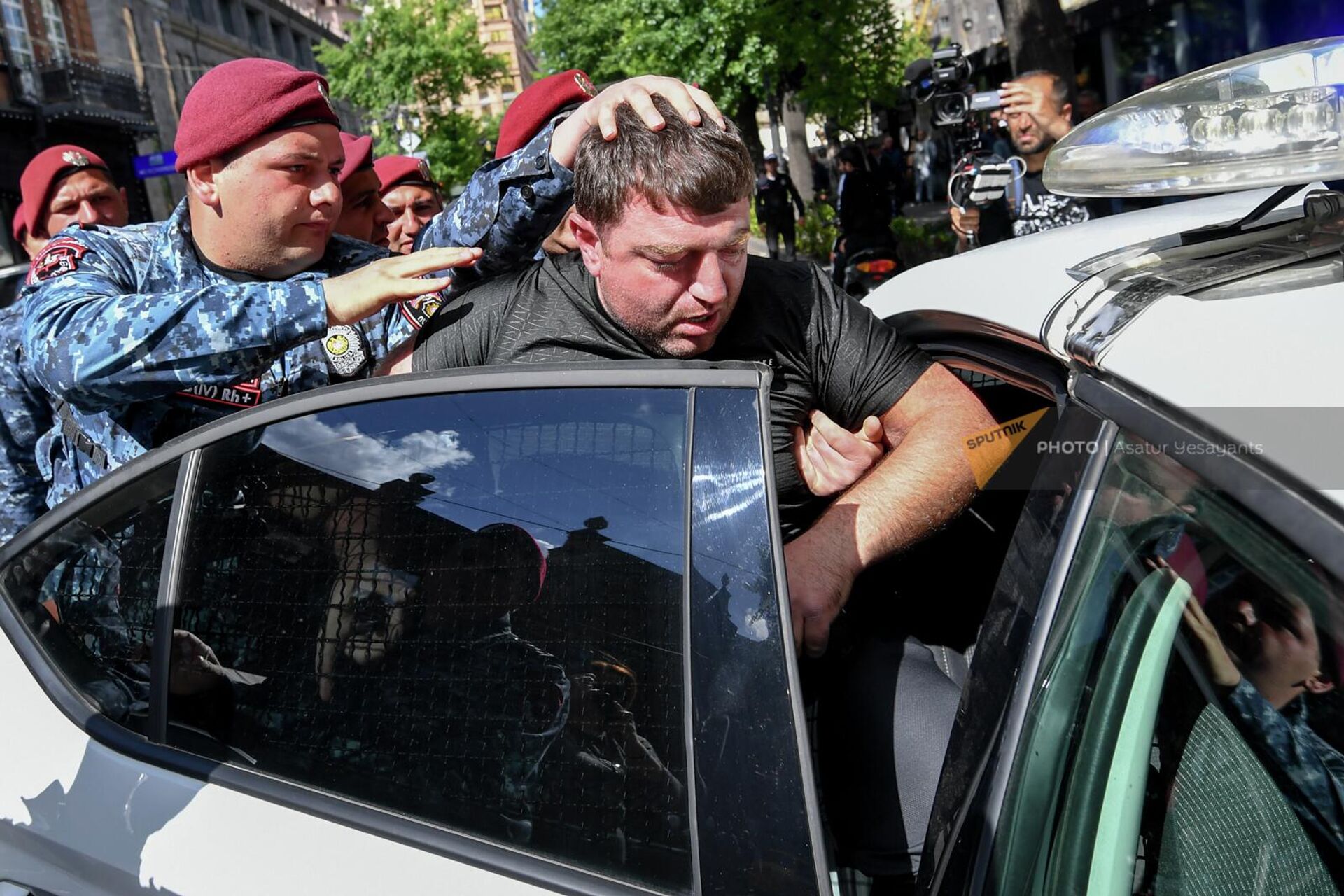 Полиция задерживает участников автопробега оппозиционного движения Сопротивление на улице Абовяна (11 мая 2022). Ереввaн - Sputnik Արմենիա, 1920, 11.05.2022