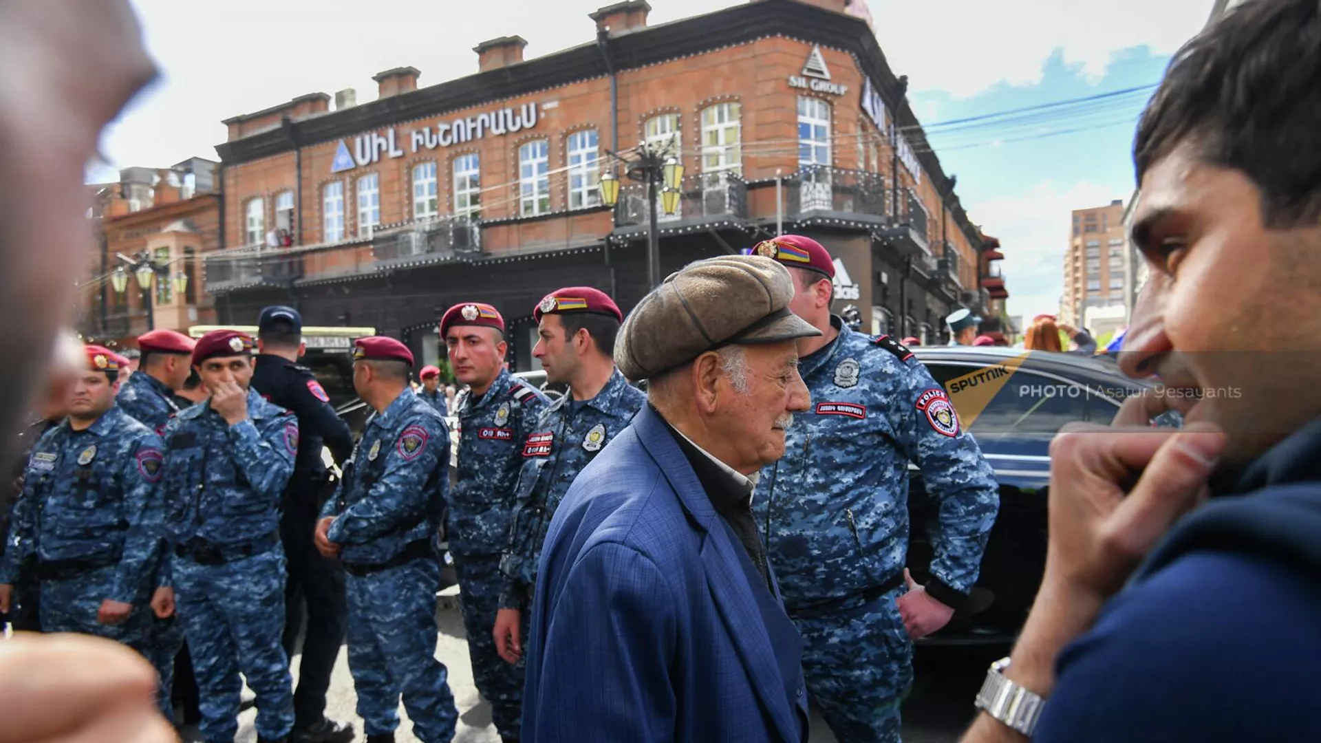 Полиция эвакуирует автомобили на улице Абовяна, участвующие в автопробеге оппозиционного движения Сопротивление (11 мая 2022). Ереввaн