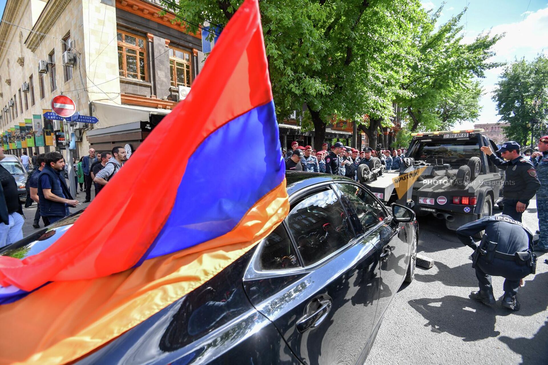Полиция эвакуирует автомобили на улице Абовяна, участвующие в автопробеге оппозиционного движения Сопротивление (11 мая 2022). Ереввaн - Sputnik Армения, 1920, 11.05.2022