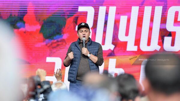 Ишхан Сагателян выступает перед собравшимися во время митинга на площади Франции (11 мая 2022). Еревaн - Sputnik Армения