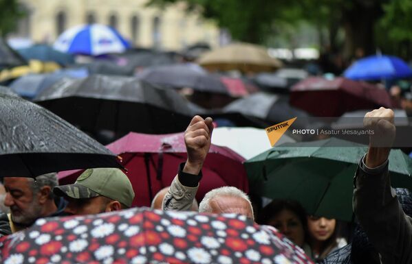 Участники акции оппозиции вместе с родными погибших в арцахской войне у здания Генпрокуратуры (12 мая 2022). Еревaн - Sputnik Армения