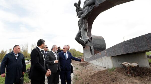 Премьер-министр Никол Пашинян ознакомился с работами по ремонту памятников Лента бесконечности и  Ардзаганк на автотрассе Ереван - Севан - Sputnik Армения