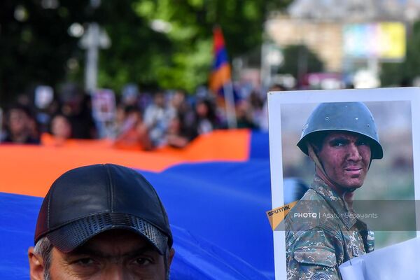 Արցախյան 44-օրյա պատերազմում զոհված զինծառայողների ծնողները «Եռաբլուր» զինվորական պանթեոնում երդվեցին, որ Արցախը չեն զիջելու (2022թ. մայիսի 9), Երևան։ - Sputnik Արմենիա