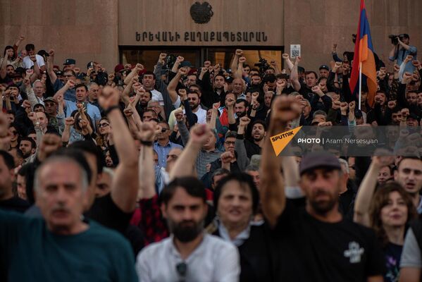 Ընդդիմության անհնազանդության երթի մասնակիցները փակել են քաղաքապետարանի շենքի մուտքերը (2022թ. մայիսի 11), Երևան։ - Sputnik Արմենիա