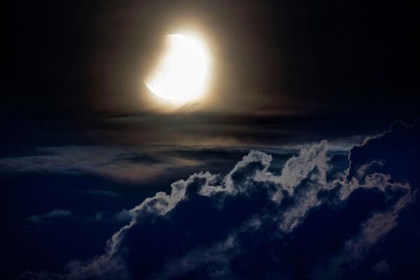 Лунное затмение над горным массивом Таунус в центральной Германии - Sputnik Армения